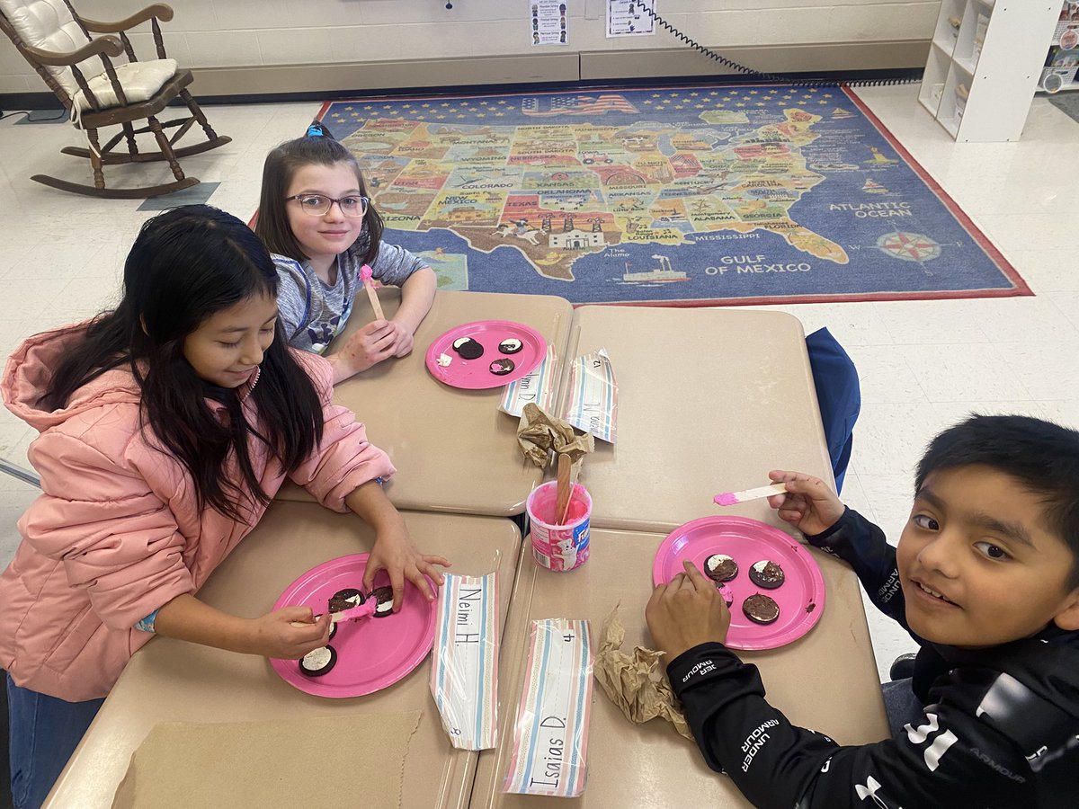 MissHuntHPSD's tweet image. Sweet learning in action! 🍪 Today, we explored fractions by painting different amounts icing onto Oreos! #FractionFun #LearningThroughPlay