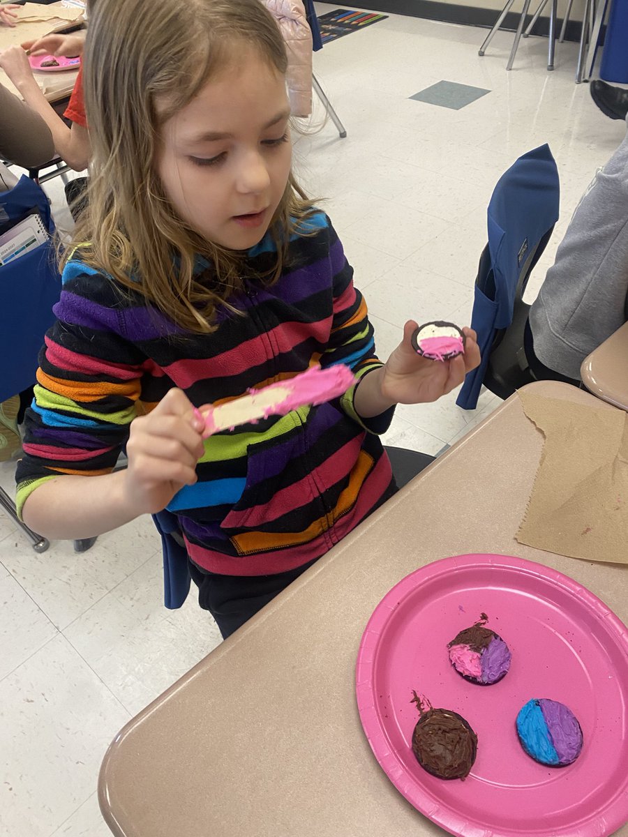 MissHuntHPSD's tweet image. Sweet learning in action! 🍪 Today, we explored fractions by painting different amounts icing onto Oreos! #FractionFun #LearningThroughPlay