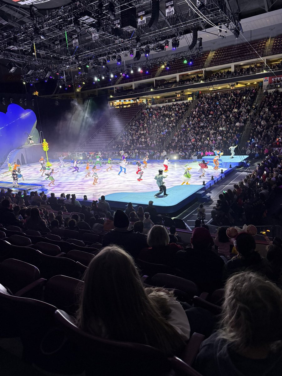 Jeffiki's tweet photo. She found out she’s going to be a big sister today so we had to take her out for a treat! Great performance! #disneyonice https://t.co/vKBHazp84y