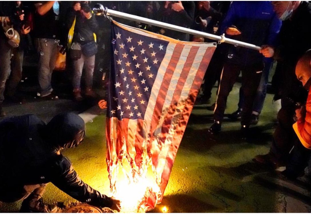 ¿Apoya usted al presidente Donald Trump en su propuesta de poner en prisión durante un año a cualquiera que queme la bandera estadounidense?