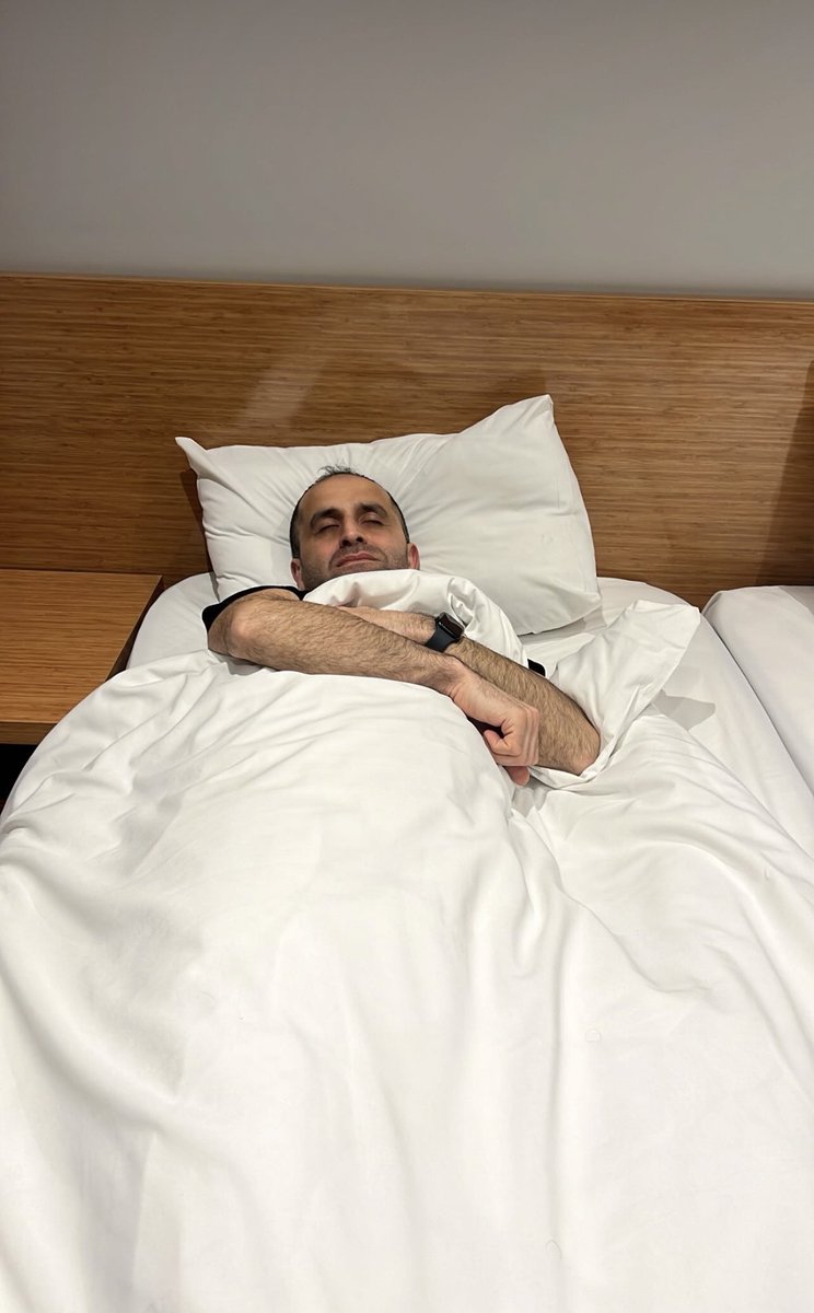 Mutlu son… Özel hayatında yaşadığı sorun sonrasında cüzdansız dışarıda kalıp, tir tir titreyerek radyoyu arayan Emre için, Şişli’den Üsküdar’a Fatih geldi. 
Önce arabasında ısıttı Emre’yi. Sonra Ümraniye’de çorba, pide, çay ısmarladı. En sonunda da bir otele yerleştirdi.  Var ol