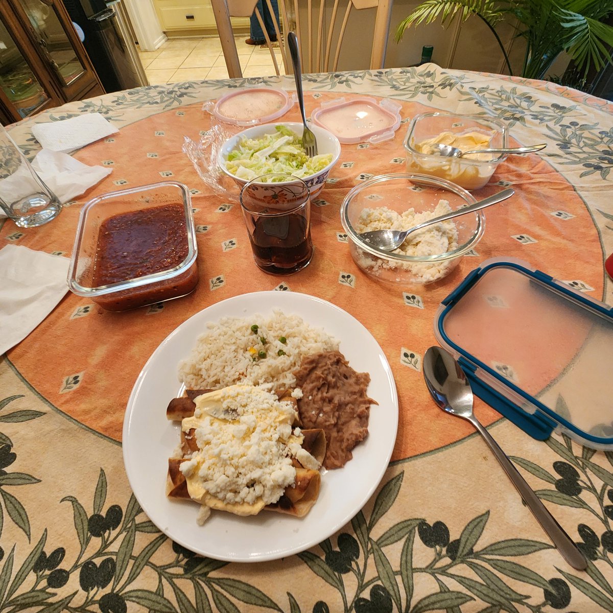 OklahomieSooner's tweet photo. I don't think I have ever been to the parental unit's house and not been fed. My mother literally fed me before they had to leave for their dinner plans, hahaha #parentalunit https://t.co/ObFeLclpJN