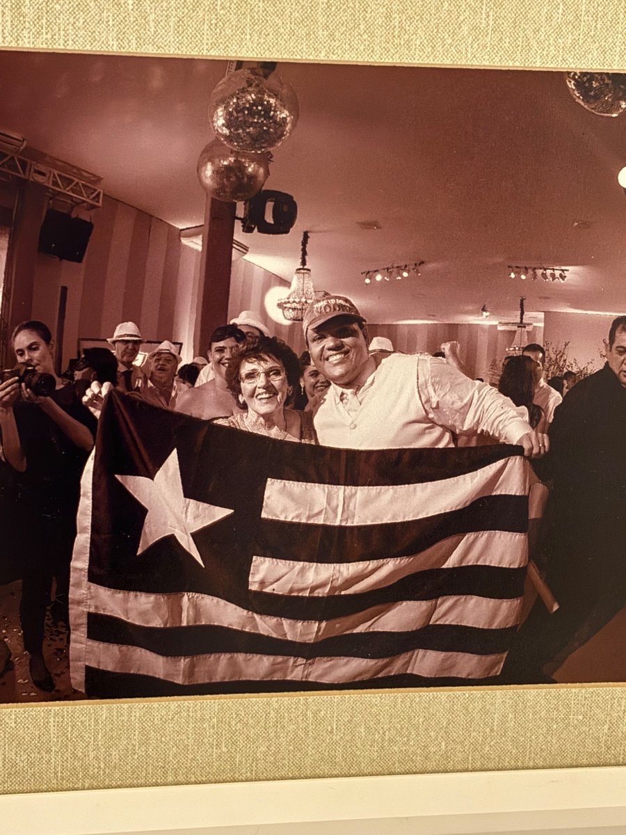 fabiogfbastos's tweet photo. Hoje nos deixou uma verdadeira botafoguense, Maria Nelsy Freitas Bastos! Matriarca, daquelas que acompanha, torce, comparece e que, sobretudo, contagia a família e amigos. Festeira, feliz, animada, são tantos adjetivos que me perco. Prestes a completar 95 anos, de sabedoria e lições, de amor, no auge do Alzheimer, ela nos deixa. Quando os rostos da familia não eram mais conhecidos, quando os nomes já eram confundidos, quando a dor dos problemas físicos gritavam, apenas uma coisa ganhava seu sorriso, sem esquecer uma palavra e muito menos a melodia, o hino do Botafogo. Tive a honra de levar para ela as faixas de 2024, pensando agora, talvez como a coroação para seu descanso, de uma ser humana com coração maior do que tudo, e que, agora, descansa…

E se alguém tiver possibilidade, no domingo queria prestar uma homenagem a ela, no telao do Nilton Santos, pq ela merece, mais do que eu e mais do que muitos!

@Botafogo @Camisa7Botafogo @setorvisitante @brauneoficial @CentralBotafogo @amsfjb @CanalDoManel_ @FuriaOficial01 @fogaonet @bernardogentile @canaldomedeiros @zefogareiro @guicardozo84