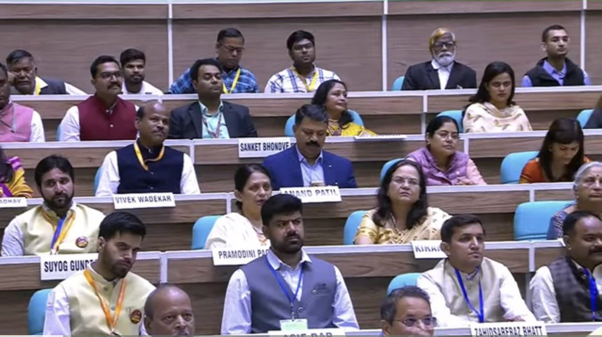 अभिजात मराठीवाले  नावाच्या पाट्या इंग्रजीत लिहीतात 
साहित्य सम्मेलन मराठीच  आणि नावाच्या पाट्या इंग्रजीत….? 

#मराठीभाषा #NewDelhi #Maharashtra #MarathiSahityaSammelan #CMDevendraFadnavis #CMOfMaharashtra #news #abpmaza
#MaharashtraCM #Maharashtra 
#MaharashtraPolitics #मराठी