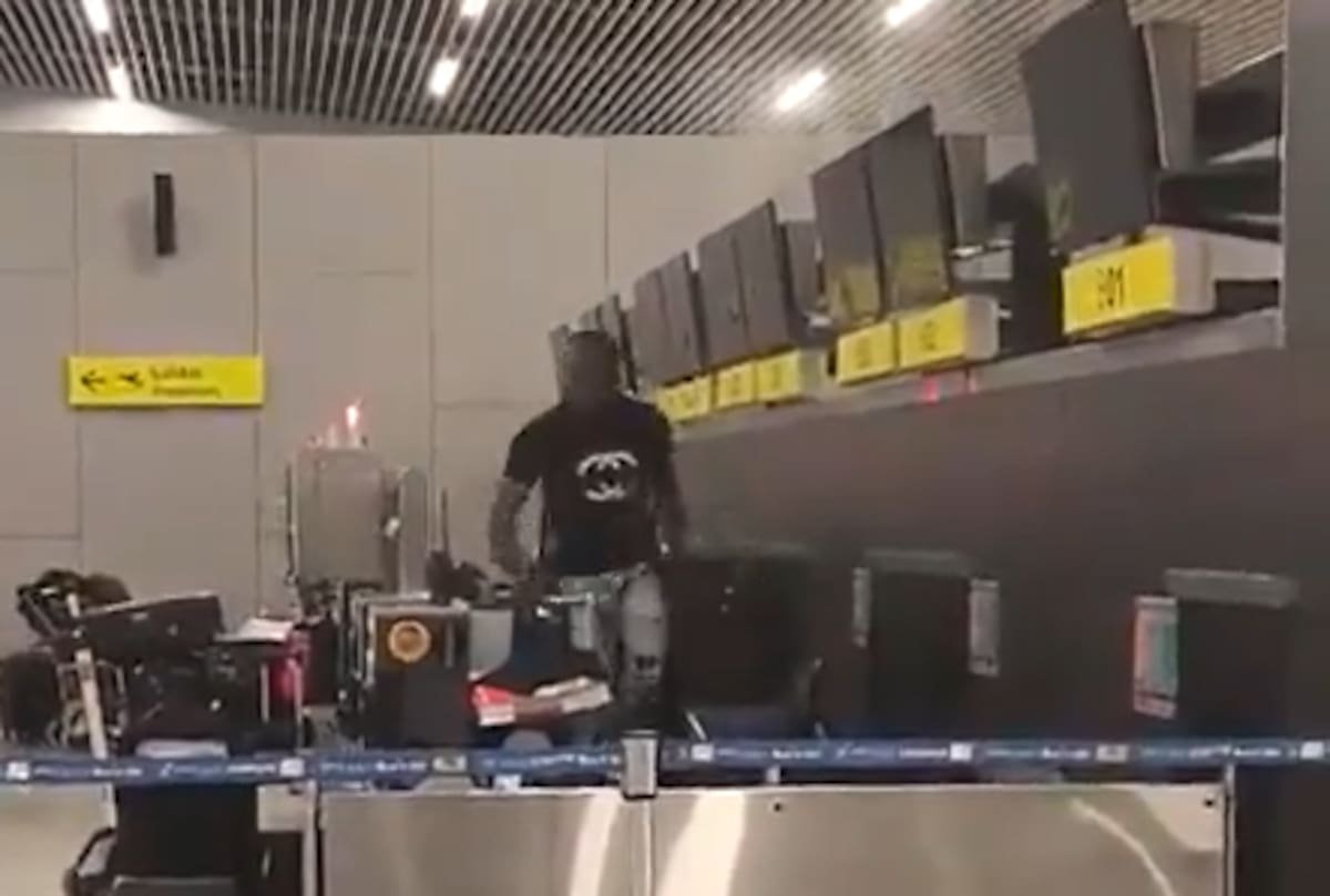 MundoLN's tweet image. Un haitiano generó destrozos con un martillo en el aeropuerto de Santiago de Chile: ya lo había hecho un año atrás lanacion.com.ar/el-mundo/un-ha…