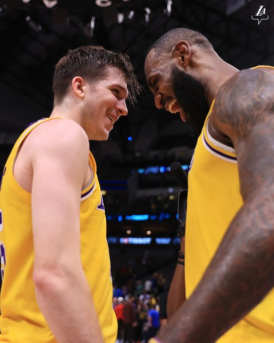 Reaves contando TREMENDA anécdota de sus comienzos en Lakers y cómo LeBron siempre vio algo en él 🔥💜💛

"Le doy crédito a Bron. Recuerdo mi año de novato, desde el primer día estuvo encima mío durante dos semanas, y yo empecé a frustrarme. Me equivocaba en los partidos y él me