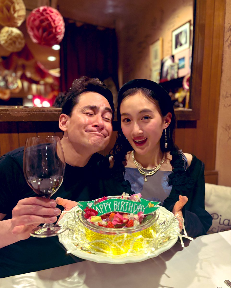 kennoguchi0821's tweet photo. 三軒茶屋の「イルピアットカチャトラ」にて絵子さんの誕生日会。僕はうっかりしてしまいプレゼントを買うのを忘れてたしまいましたがしかし！！！

イルピアットカチャトラさんが、なんと物凄いサプライズを用意して下さっていました！！！　

これには超たまげました！！！

絵子さんも大感激で「生涯の宝物にする！！！」と。2ヶ月前から準備をして下さったと。

僕の失態を完全に帳消しとなりました(^^;; 

セーフ
セーフ

イルピアットカトチャラさん、本当に有難うございました。生涯忘れない素敵なバースデーパーティーになりました🙏🙏🙏
　
そして、絵子さん、21歳のお誕生日、おめでとう🎉