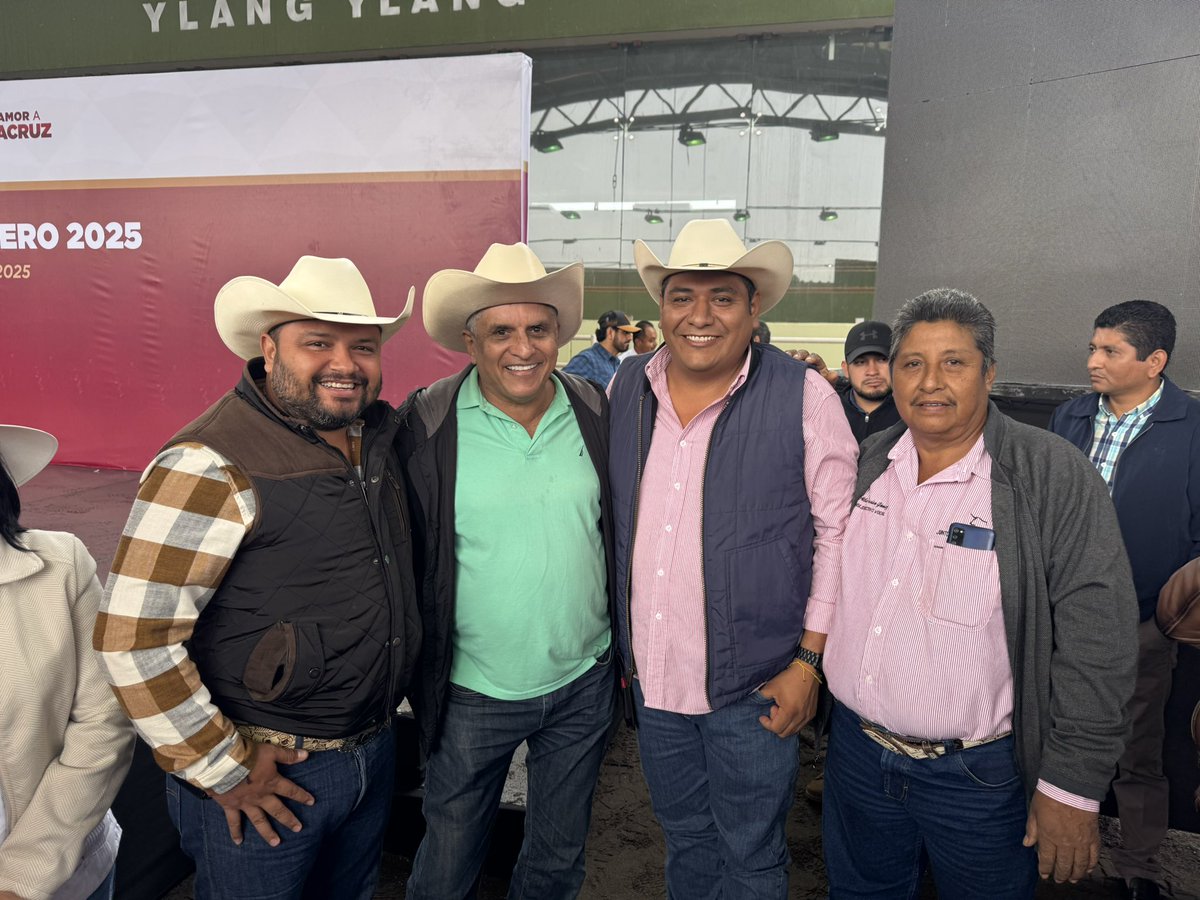 munozmurrieta's tweet photo. Agradezco profundamente las atenciones de la Gobernadora @rocionahle y de todo su equipo para conmigo y para con los ganaderos de Sayula de Alemán. Su compromiso y cercanía han sido fundamentales para fortalecer el sector ganadero en nuestro estado.@EstebanRZepeta https://t.co/530kdIAfX0