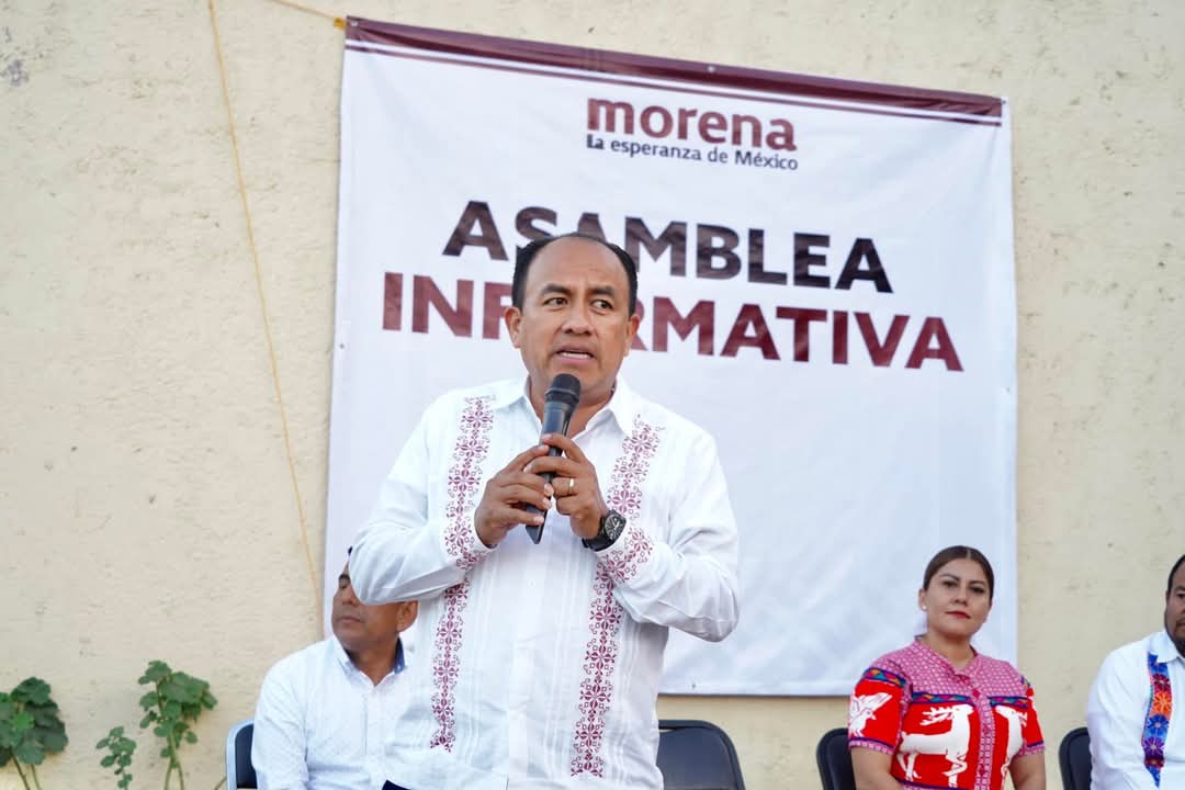 SergioLopez_S's tweet photo. Un gusto coincidir con liderazgos de las diferentes agencias, barrios y colonias del municipio de Santa Cruz Xoxocotlán, con quienes compartimos diferentes temas de interés Nacional y Estatal.

Asimismo los convocamos a sumarse a la campaña de afiliación y credencialización "Sumate, Somos Millones" que promueve nuestro partido - Movimiento @PartidoMorenaMx. 

¡Sigamos haciendo historia!

#SomosMillones 
#Morena
#EquipoSLS