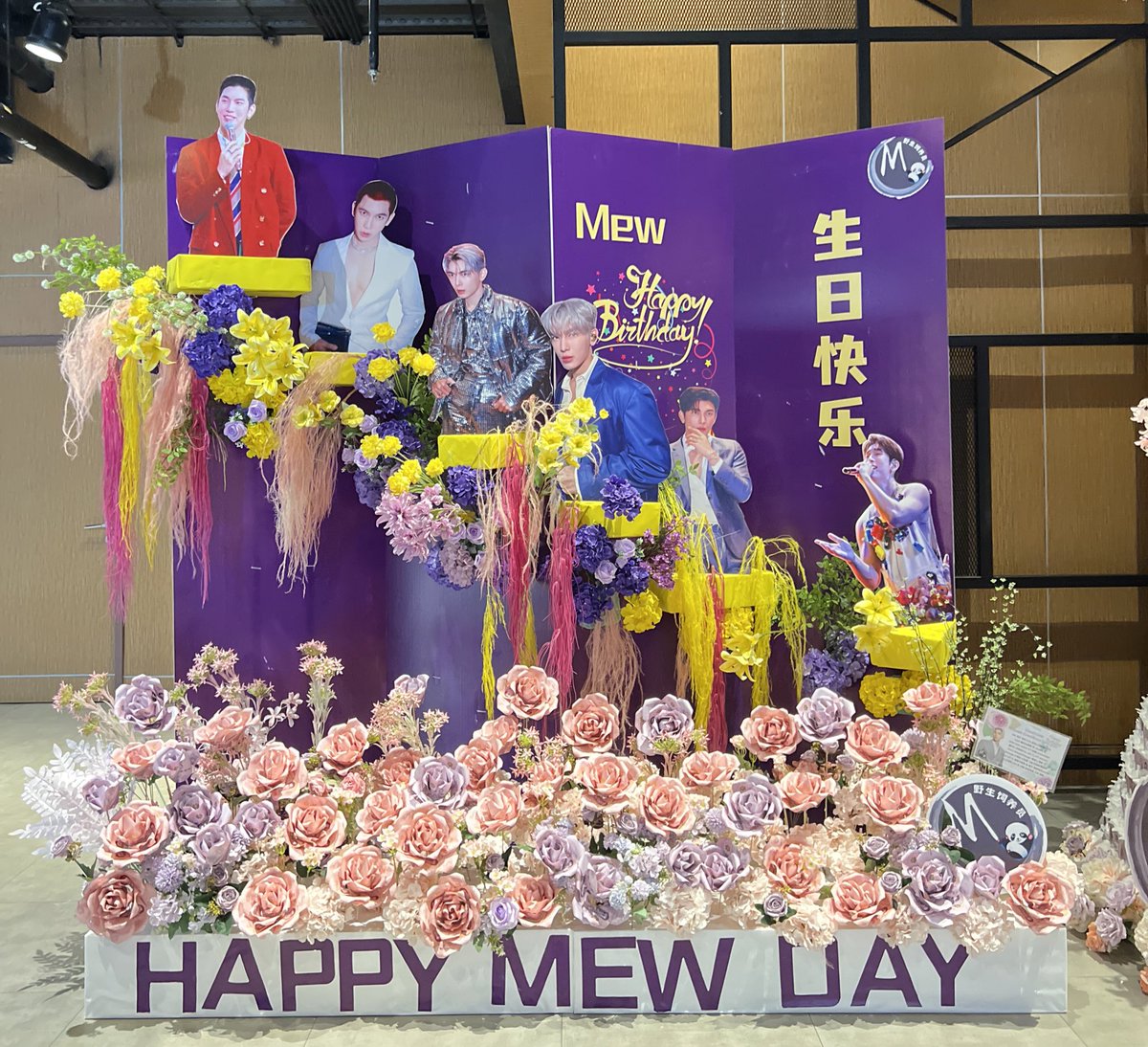 mewsuppasitCNds's tweet image. Flowers bloom where you walk, success follows where you go. 

Wishing you happiness and greatness in every step ahead!

❤️from Chinese Mewlions

MEW BIRTHDAY2025

#Mewtropolis2025
@MSuppasit 
#MewSuppasit  
#มิวศุภศิษฏ์ ︎︎︎︎