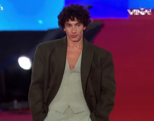 z0ro7i's tweet photo. Jorge López el hombre que eres #GalaXmega https://t.co/H9wgrbRzM4