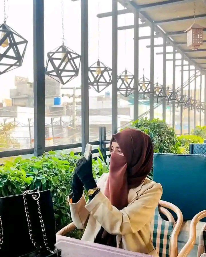 اگر کامیابی  نے ہمیں رشتوں سے جدا کر دیا تو یہ کامیابی تو نہ ہوئی۔ کامیابی کی تلاش میں ہم نے ناکامی کو گلے لگا لیا۔ دیر ہونے سے پہلے اصل کی طرف لوٹ آنا چاہیے۔
اللہ تعالیٰ آپ کو اور آپ کے پیاروں کو اپنی پناہ میں رکھے اور آسانیاں عطا فرمائے، آمین۔

السلام علیکم
#NewProfilePic