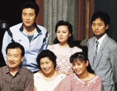 아마 요즘 유튜브에서 "사랑이 뭐길래"라는 옛날 드라마를 봐서 그런 것 같은데... 이 드라마를 기준으로 대충 인물 묘사를 빗대어보면 여자주인공은...