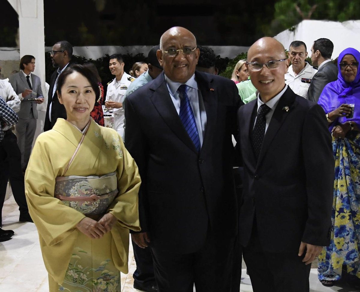 amb_japon_dj's tweet photo. J’ai organisé dans ma résidence une réception pour célébrer l’anniversaire de Sa Majesté l’Empereur du Japon avec le Ministre de l’enseignement supérieur et de la recherche et le Président de l’Assemblée nationale et plus de 200 invités.

#Djibouti #Japon #FeteNationale https://t.co/MxzqkWdsJH