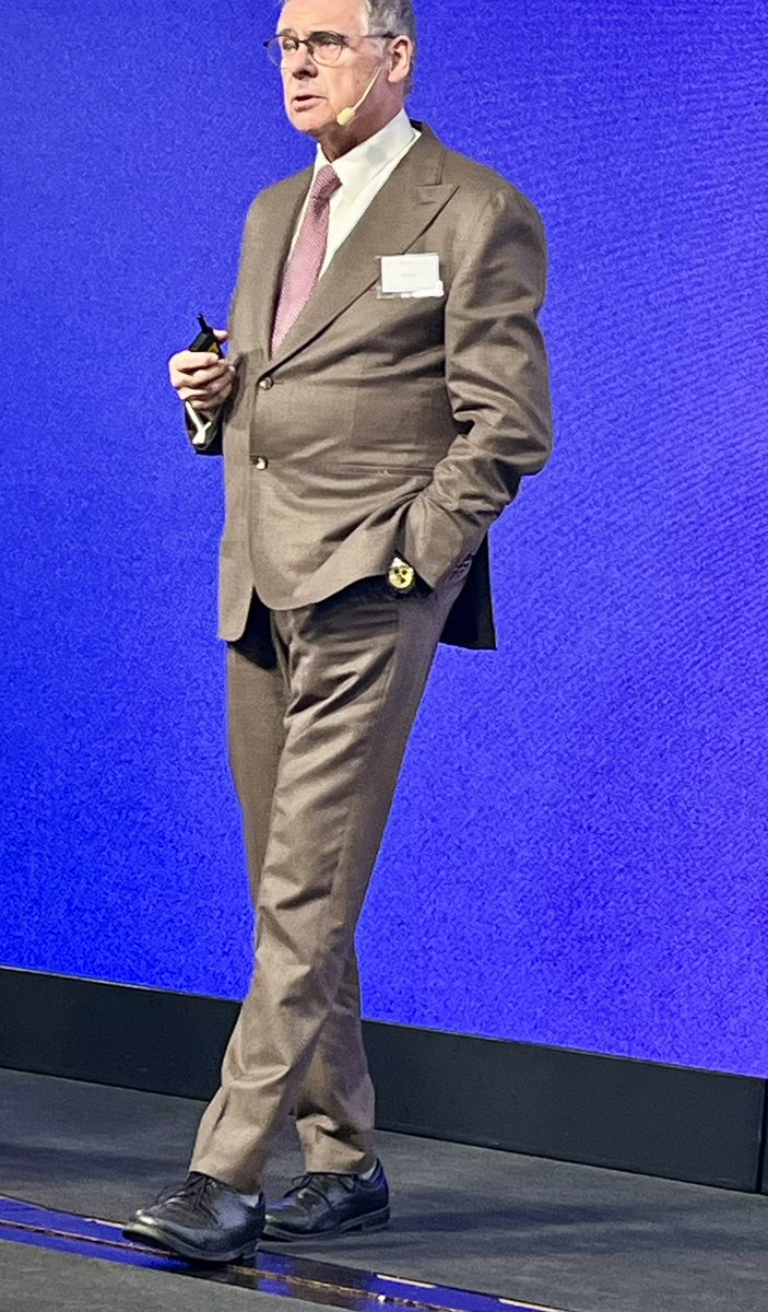 Veckan var tung. Officierade vid Feldts begravning, vilket var en emotionell mangel. Leverans av två rapporter och fem föredrag. Här bild från kapitalmarknadsdag på Grand. Nu skönt att sitta still i sommarhuset under helgen med Katten och Hunden och läsa en tjock roman.