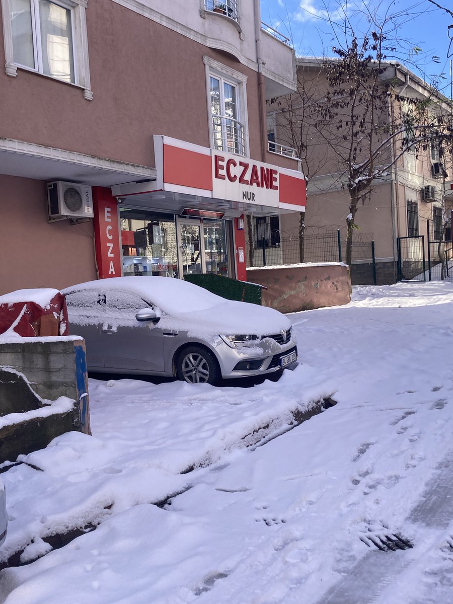 sgtnur's tweet photo. Lisede önce çok iyi olduğum sonrada birbirimize cellat olduğumuz  şahsın evinin yanına adımı unutmasın diye yapılmış resmen 😏 https://t.co/KJBVqhJUYN