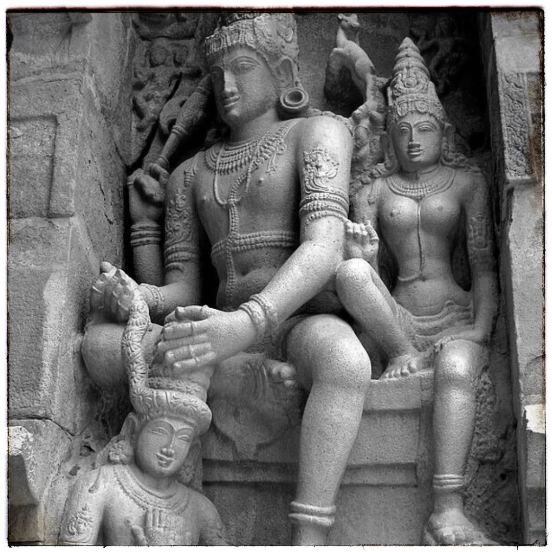 Indian History Collective (@indianhistory_c) on Twitter photo Could a minor trade dispute at the Chinese royal court have triggered the Chola invasion of Kedah (present-day Malaysia)? In Lords of the Earth and Sea, <a href="/AKanisetti/">Anirudh Kanisetti | ಅನಿರುದ್ಧ್ کنسٹّی</a> explores the entangled worlds of rulers and traders, ambition and power, that shaped the Chola Empire.
Kedah was Could a minor trade dispute at the Chinese royal court have triggered the Chola invasion of Kedah (present-day Malaysia)? In Lords of the Earth and Sea, <a href="/AKanisetti/">Anirudh Kanisetti | ಅನಿರುದ್ಧ್ کنسٹّی</a> explores the entangled worlds of rulers and traders, ambition and power, that shaped the Chola Empire.
Kedah was