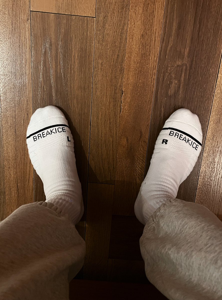 Selectome1's tweet photo. 喜欢怎么吃？1 还是 2  #白袜 #足控 #sock #fetish #feet https://t.co/YrDqSJMqX6