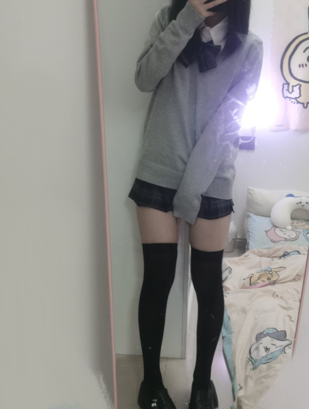 韓国でjkしてた時の写真出てきた
脱いだ姿みたい？
今はこれより胸大きくなってるよ
いいねで送りつけに行くけどゆるして