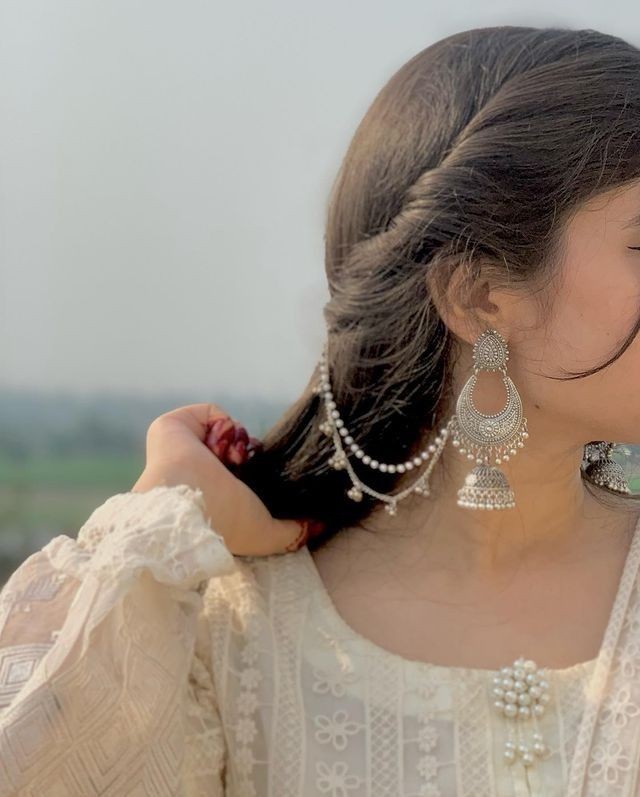 तू जो पास हो तो हर ग़म भुला देता हूं,
तेरी हंसी में खुद को छुपा लेता हूं।
तेरी मोहब्बत से मेरी पहचान है,
तेरा नाम हर सांस में समा लेता हूं।

तेरी मोहब्बत का नशा कुछ ऐसा है,
हर लम्हा तुझसे मिलने का फैसला है।
अब ये दिल और कहीं लगता नहीं,
तेरे साथ हर सफर खूबसूरत लगता है।