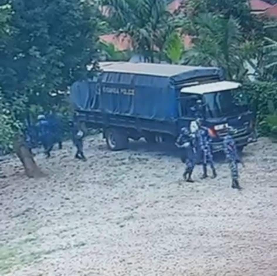 DP_Tv1's tweet photo. Police have also reportedly sealed off the Magere residence of NUP leader Bobi Wine as the illegal operation continues at the party headquarters in Kavule and the school in Kamwokya
#dptv https://t.co/9oTCKLgIyP