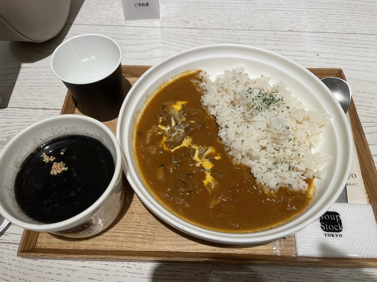 yoshikkoko_ko's tweet photo. 定期投稿。スープストックで
スープとカレーのセット。黒胡麻の白玉ぜんざいのデザートスープは白玉が5個くらい入っていて程よい甘さ。#soupstocktokyo https://t.co/PC3GnqHrUo