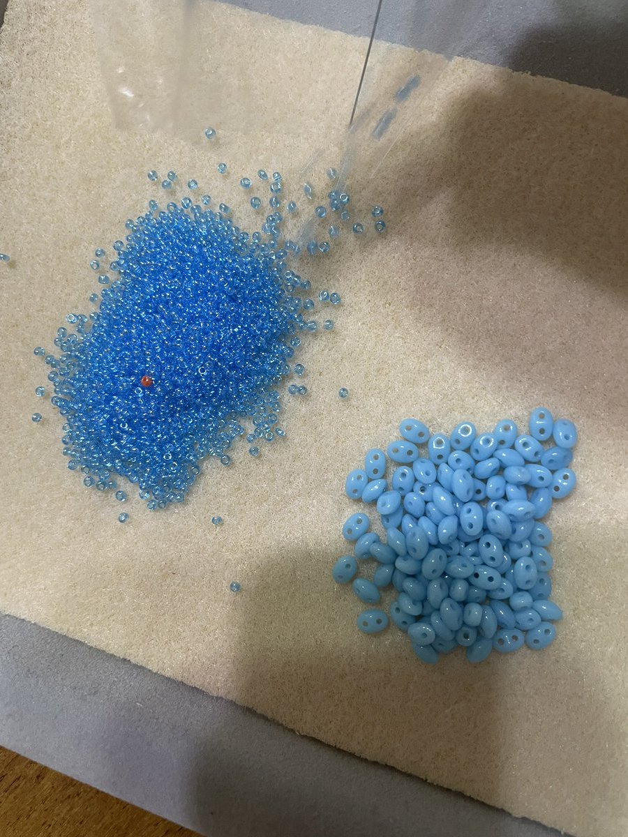 青色ビーズの中に一粒だけ
違う色のが！