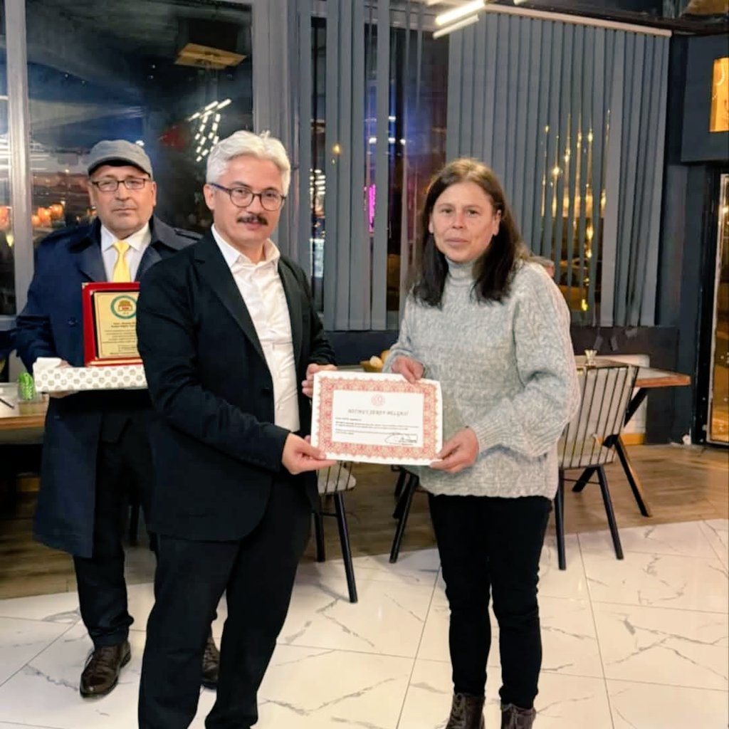 mutmaresal's tweet photo. Emekli öğretmenlerimiz Mustafa Sinan ve Lilifer Karaman'a plaket ve Hizmet Şeref Belgelerini @mut_mem Müdürü @erddlk33 hocamız takdim etmiştir.Ögretmenlerimize  emeklilik hayatlarında sağlıklı ve mutlu günler diliyoruz.
@tcmeb 
@valiatillatoros
@fazilet_durmus
@KaymakamlikMut https://t.co/ncpqDH7I5e