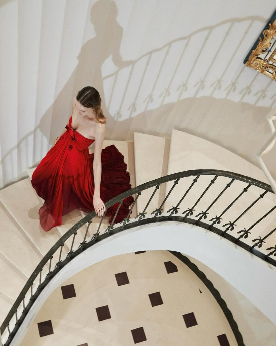 all 2025: The Incandescent Scarlet Ombré Gown That’s Setting the Season Ablaze

In a season brimming with rich hues and dramatic silhouettes, one piece stands out as the epitome of fall elegance: an incandescent scarlet ombré chiffon gown that cascades in ethereal layers from a
