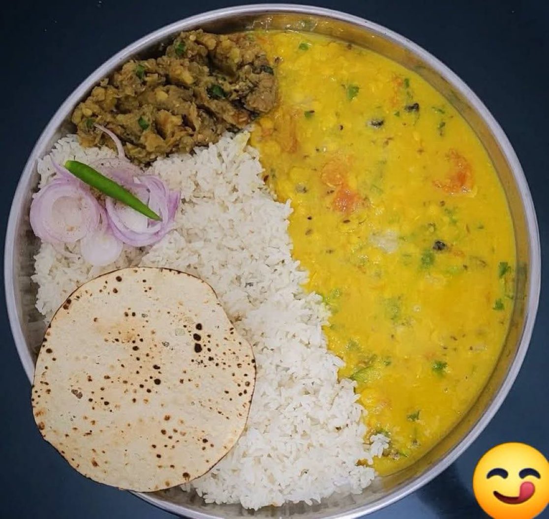 त्याग वही करे जहां आपकी कद्र हो ,
दोपहर में दिया जलाने से अंधेरा नहीं वजूद कम होता है ...!!💞😊
दोपहर वाला ज्ञान खाने के साथ लीजिए 
Good afternoon everyone