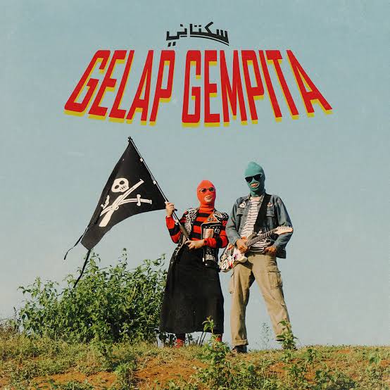 zanatul_91's tweet photo. Guru-guru yang dulunya anak punk, hardcore, grindcore, emo dll itu ada banyak. Ada yang masih rutin ngeband, ada yang hanya menonton saja. Bahkan masih ada guru-guru yang suka ikut acara Gigs sampai sekarang.

Kemudian, kasus lagu band Sukatani muncul, lagunya dilarang, dan diduga, dipaksa meminta maaf oleh aparat. Mereka, para guru ini, pasti akan berpartisipasi dalam gerakan, sekecil apapun. Kombinasi antara impian masa remaja, nostalgia serta aktualisasi lagu dan realita. 

 Pembungkaman lagu yang mewakili keresahan hanya akan menvalidasi keresahan yang ada. Itulah paradoks ketika kepalsuan sudah bukan rahasia. 

 Tentu saja hal ini telah mengaktivasi gerakan. Gerakan masyarakat sipil, telah diperkuat oleh identitas ganda Guru-punk. Kini lagu Sukatani telah jadi identitas bersama. Kenyataan dalam lirik lagu tersebut lebih terang daripada cahaya. Hanya Kegelapan yang menghalanginya. 

Selamat datang Gelap Gempita