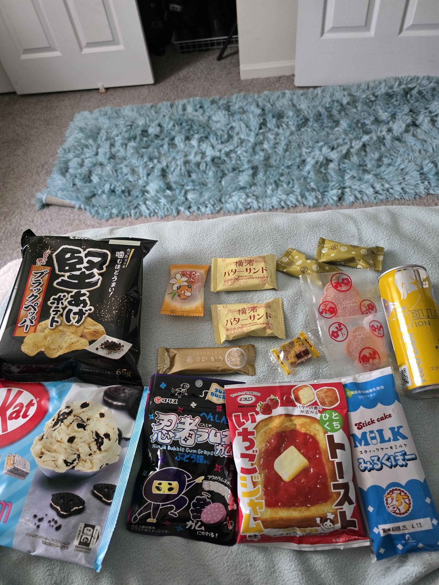Had another small Rise stream trying to finish it up before #MHWilds release next week, so close and I cant wait! I was also glad to have my Japanese sweets box from Sugoi Mart arrive to day and im more then pleased with what I got, both the lovely treats and Wilds prints!!