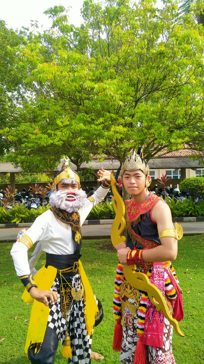 Hanoman ketek putih lan Indrajit.. apik cah.. budaya Jawa 
<a href="/SahabatSaber/">S a b e r</a> .. Iki anakku 🥰.. senenge 😍
#HUTJogjakarta