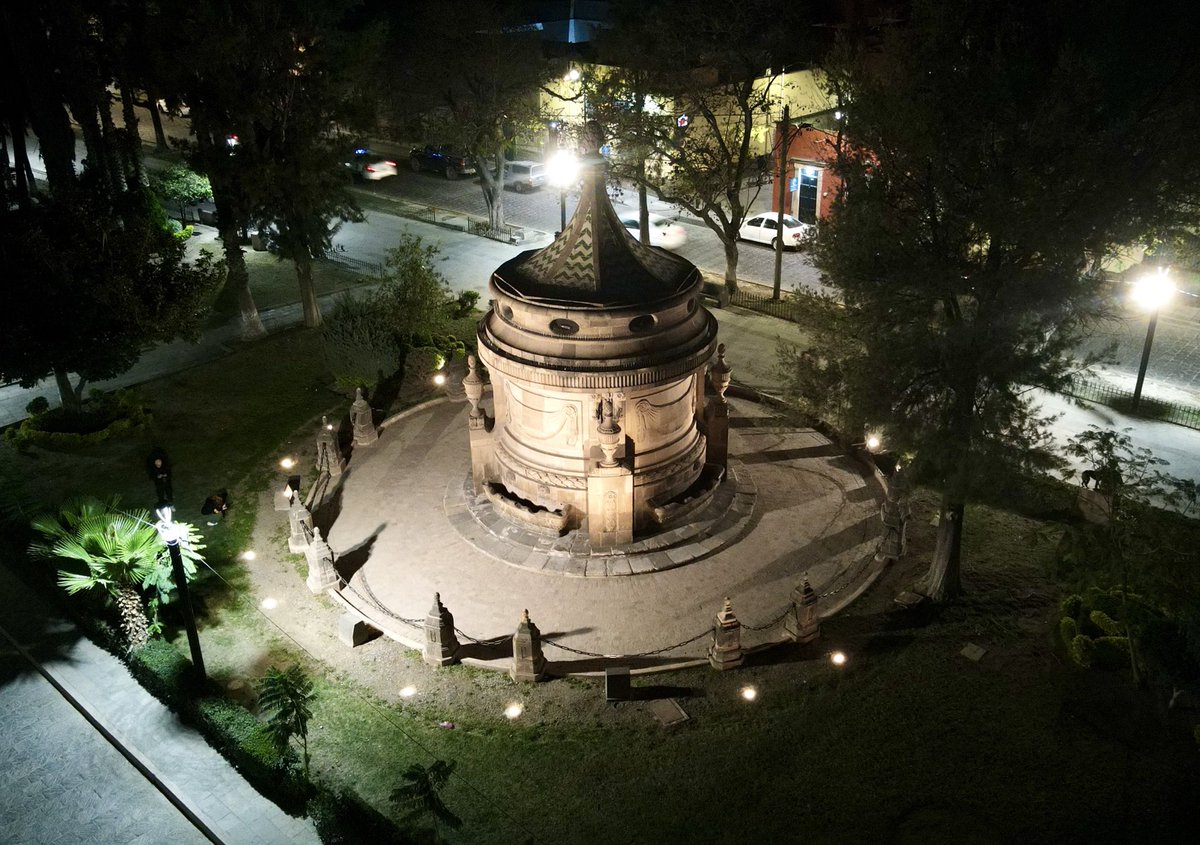 ServMpalSLP's tweet image. ¡Buenas noches, San Luis Potosí! 

Te saludamos desde la emblemática Caja del Agua, ubicada en la Calzada de Guadalupe, un símbolo de nuestra identidad y orgullo potosino. 📍 

Que tengan una excelente noche y sigamos trabajando juntos por una ciudad iluminada, segura y #Amable