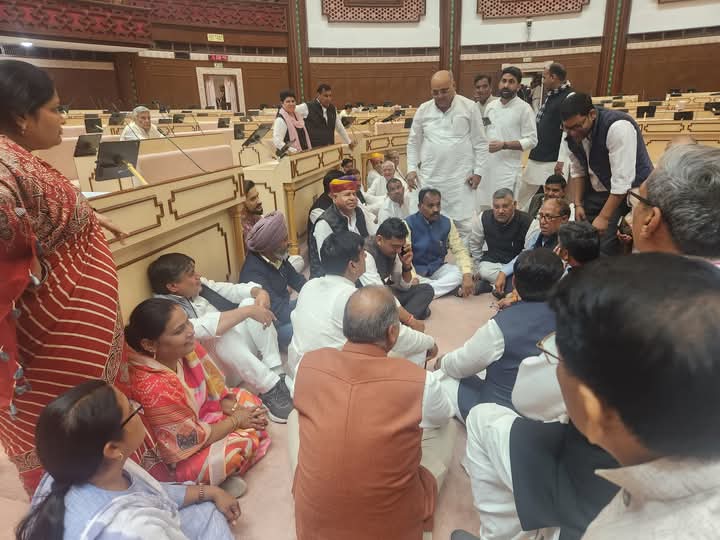 AkKhaninc's tweet photo. सदन में राजस्थान सरकार के मंत्री द्वारा पूर्व प्रधानमंत्री श्रीमती इंदिरा गांधी जी पर टिप्पणी करना बेहद निन्दनीय है।

विपक्ष द्वारा मंत्री से माफ़ी माँगने की माँग पर सरकार ने  कॉंग्रेस प्रदेश अध्यक्ष व विधायक श्री गोविंद सिंह डोटासरा जी, सहित 6 सदस्य को निलंबित किया। https://t.co/yUabOkSnWt