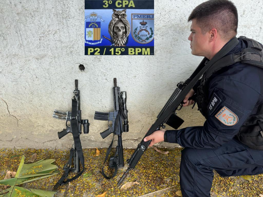 NotciasRio1's tweet photo. Policiais militares do #15BPM, com apoio de equipes da #60DP, apreenderam dois fuzis calibre 556, nesta sexta-feira, na Vila Centenário, em Duque de Caxias. Na ação, um homem foi detido em posse das armas. Ele é suspeito de ter participado do ataque à delegacia de Campos Elíseos. https://t.co/NONbEVJVVq