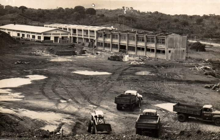 AntonioUbilla1's tweet photo. Guayaquil 1960, construcción de un segundo bloque de aulas y comedor de alumnos del Colegio Javier de los Padres Jesuitas en el Campus frente a la Cdla. Los Ceibos. Este complejo se terminó de construir en 1963.  Foto tomada de página de FB Guayaquil2020    #GuayaquilDeAntes https://t.co/OeHPyOOBmt
