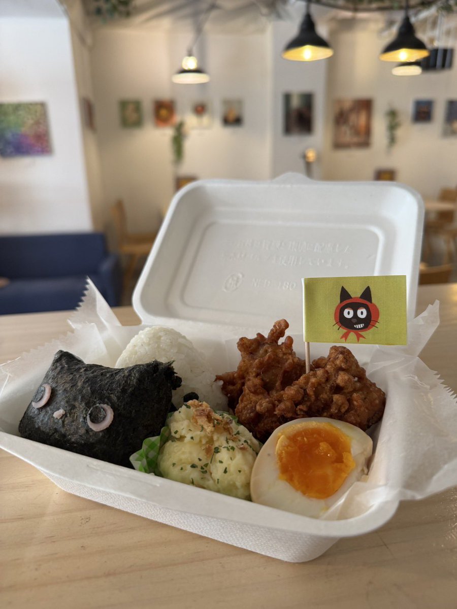giieysousaku's tweet photo. ギーとくさもちのねこ展！はじまりました☺️
なんとランチボックスもあります��！
やった〜☺️🐈‍⬛
今日、明日と在廊してます。どうぞよろしくお願いします☺️
#猫の日 https://t.co/xv0uJUejzv
