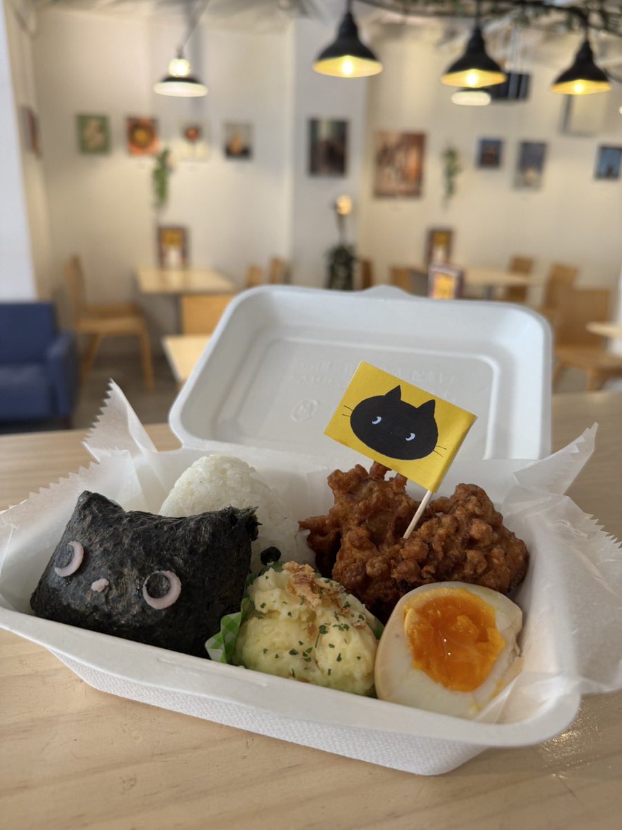 giieysousaku's tweet photo. ギーとくさもちのねこ展！はじまりました☺️
なんとランチボックスもあります��！
やった〜☺️🐈‍⬛
今日、明日と在廊してます。どうぞよろしくお願いします☺️
#猫の日 https://t.co/xv0uJUejzv