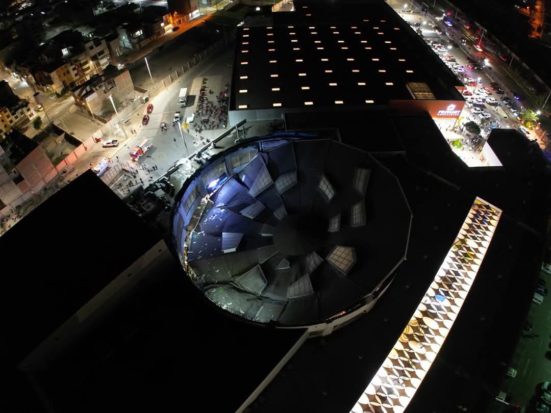 RemoSalvatierra's tweet photo. Este era el techo del Real Plaza Trujillo y cómo quedó: https://t.co/TzUSKGTfV9