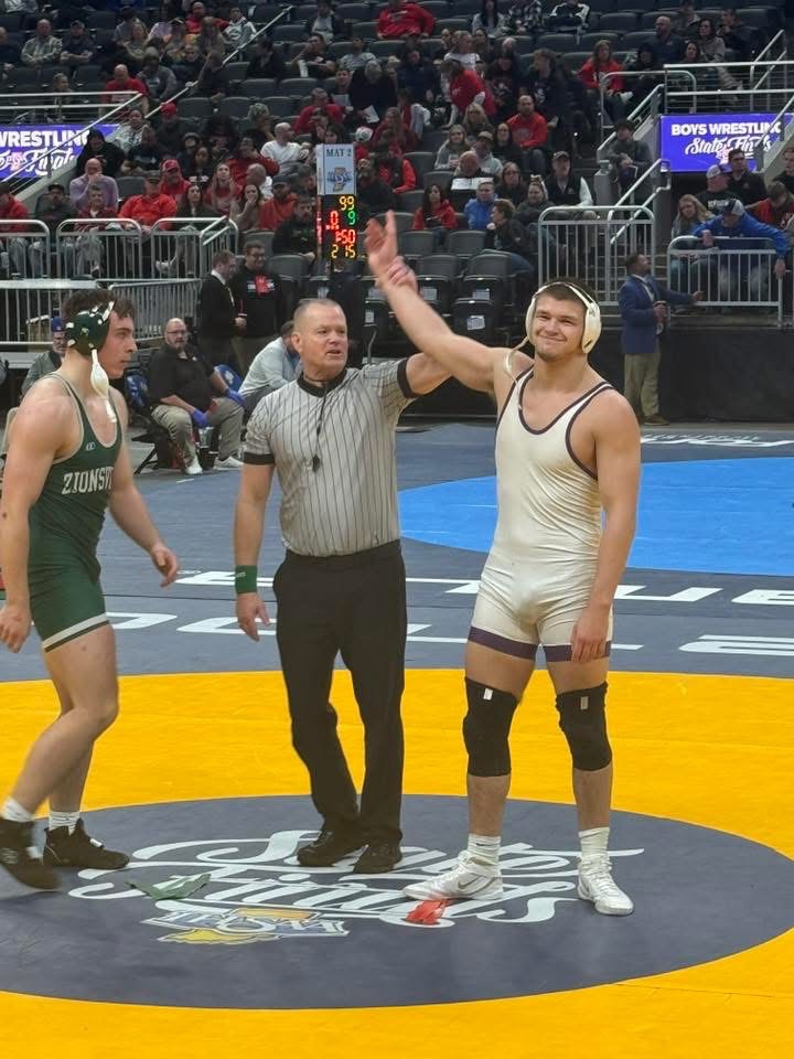 MatthewJBrewer2's tweet image. Tech fall for Caden to start the state finals tonight. In to the placement rounds! Brownsburg places a state record 11 wrestlers. #LastRide #SignHim