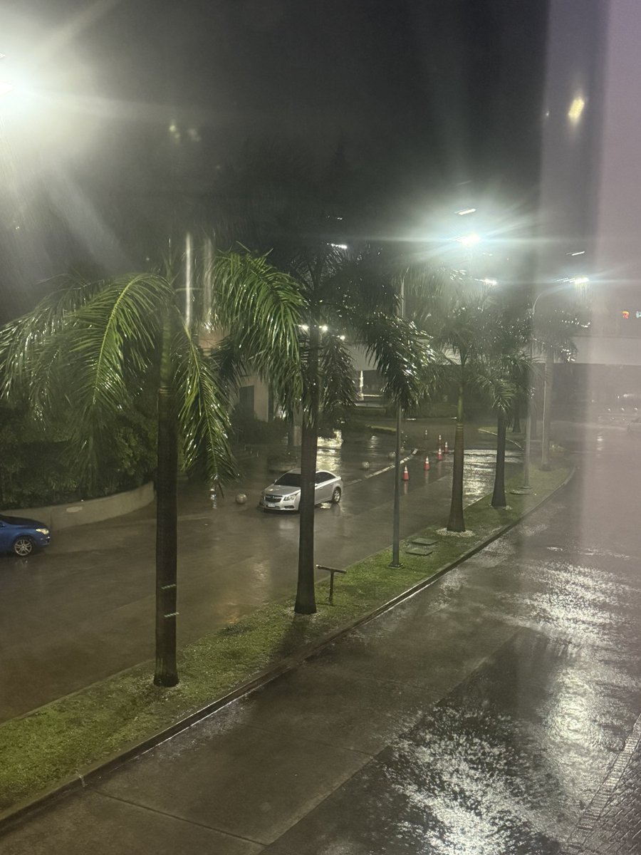 Confirmado… cuando #LaHoraDelTé llega a #SPS… llueve 🌧️.