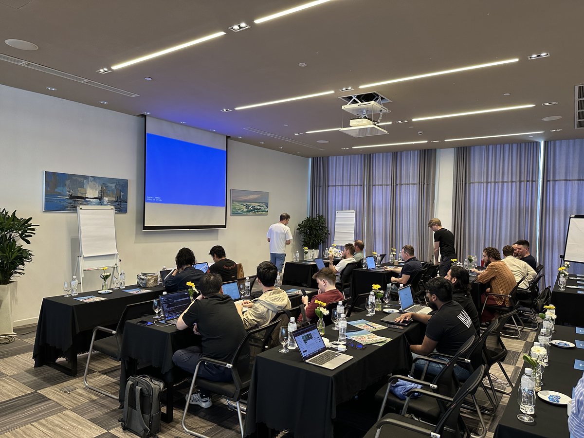 gm Vietnam! 🇻🇳

The Vara community is gathering for the next few days in Vietnam, a country that has embraced crypto, to hold important discussions and get inspiration for a banner 2025.

More news soon 👀