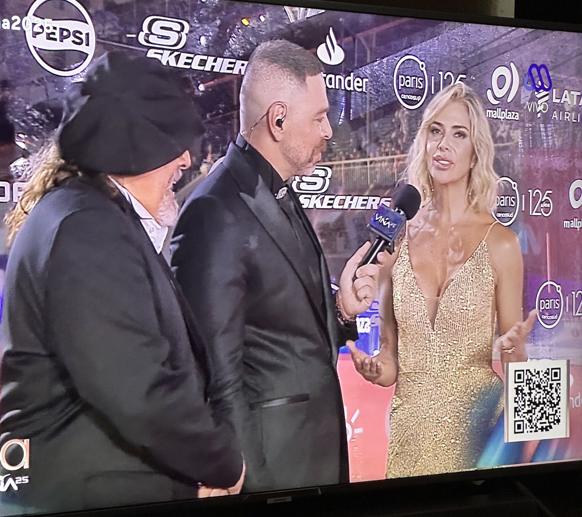 En este momento están mostrando a un hombre que a sus 45 años pololeaba con una niña de 17 años y después esta niña engañó a Chile diciendo que era el padre. Esto es lo patético de la televisión chilena. Intenta dejar como mártir a un abusador de menores. 

#GalaXMega