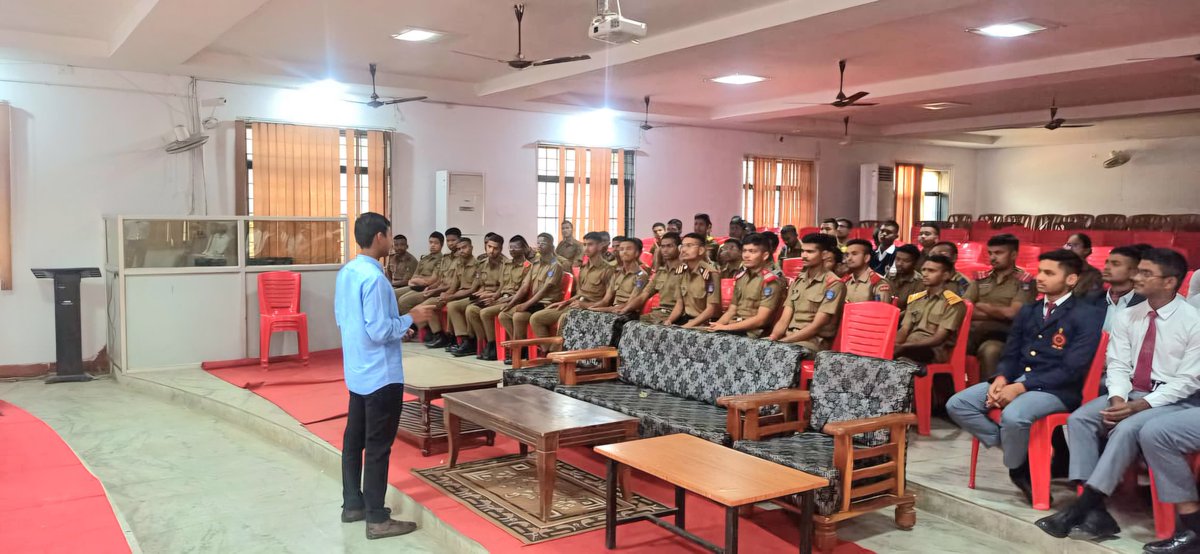 SSAPOfficial's tweet photo. Once an Ambikan,always an Ambikan! Major Avnendra Kumar Singh,ex-cdt-first batch, returned to his alma mater to inspire the young warriors of Class 11 &amp; 12. His words, forged in experience, ignited aspirations and strengthened resolve. #SainikSchoolAmbikapur #SainikSchoolsSociety https://t.co/rFlHOFKer3