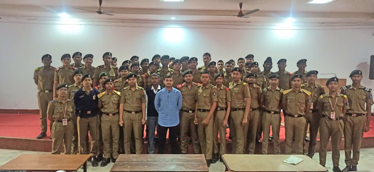 SSAPOfficial's tweet photo. Once an Ambikan,always an Ambikan! Major Avnendra Kumar Singh,ex-cdt-first batch, returned to his alma mater to inspire the young warriors of Class 11 &amp; 12. His words, forged in experience, ignited aspirations and strengthened resolve. #SainikSchoolAmbikapur #SainikSchoolsSociety https://t.co/rFlHOFKer3