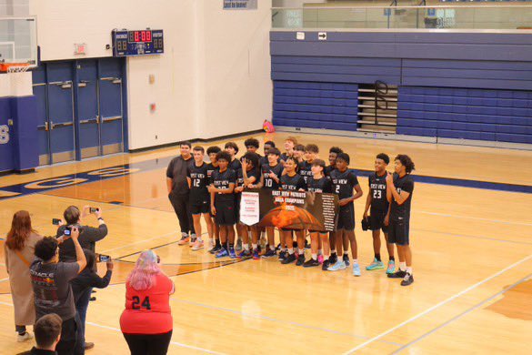 var_austin's tweet photo. 🏀📰FINAL: East View 87-64 W, Area Champs!!! #TXHSHOOPS #UILPLAYOFFS https://t.co/B8dGj5fORf