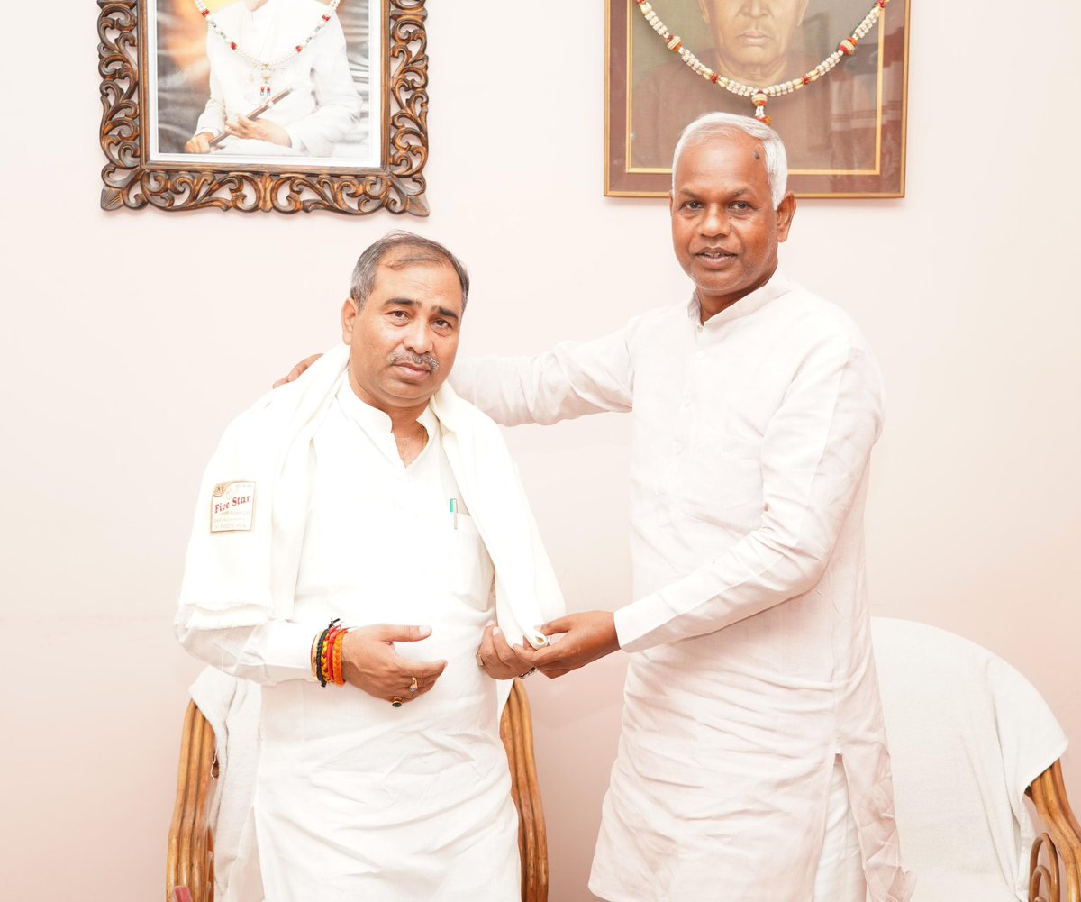 Vijendrabjp4's tweet photo. ओजस्वी वक्ता व कर्मठ व्यक्तित्व के धनी, उत्तर प्रदेश सरकार में मा0 राज्य मंत्री बड़े भाई कुँवर बृजेश सिंह जी आपको जन्मदिन की हार्दिक शुभकामनाएं एवं बधाई ।। 
प्रभु श्रीराम जी आपको उत्तम स्वास्थ्य एवं दीर्घायु जीवन प्रदान करें ।। https://t.co/0AlUu92eoS