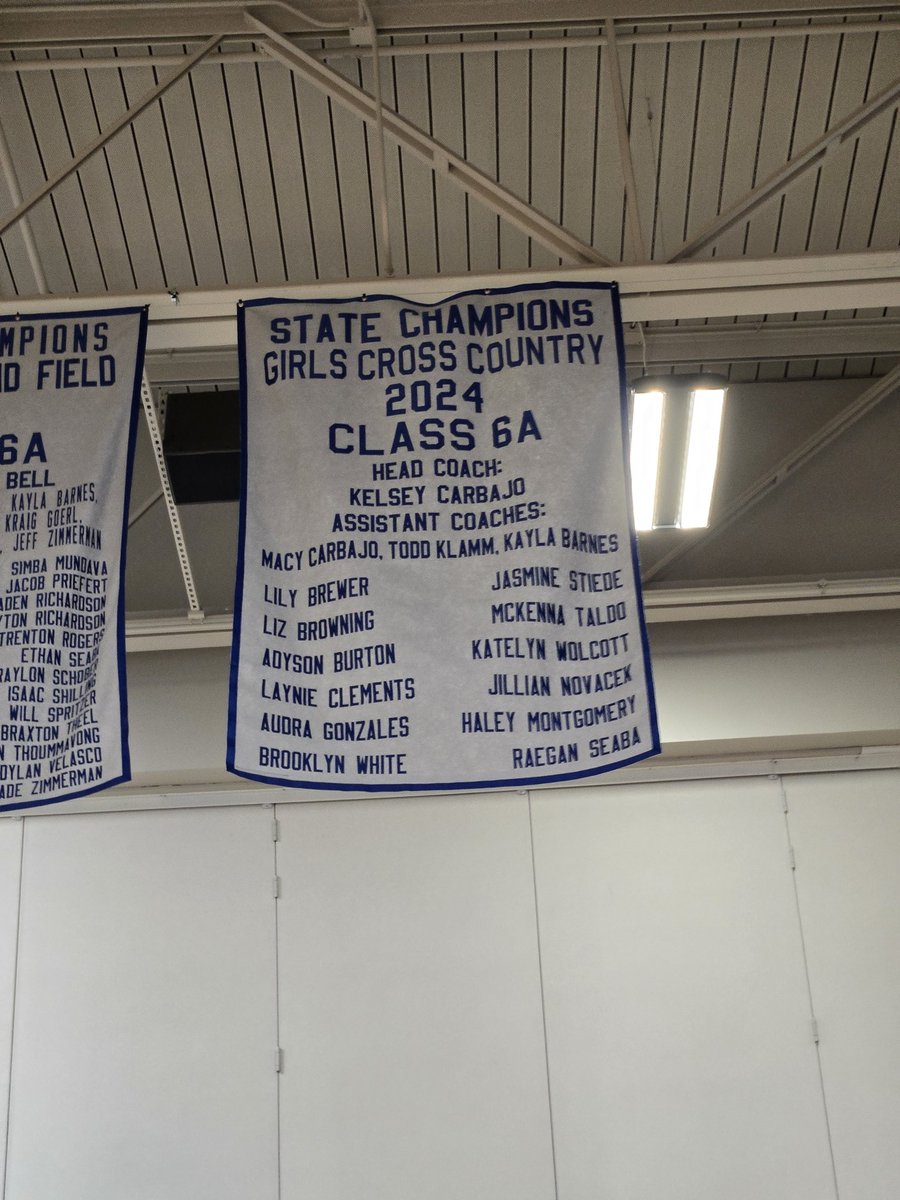 OWNovacekOWLS's tweet image. 5 Straight! 🖐‼️ Tonight we dropped a new banner for the 6A State Champs!  @owlxc @ADButlerOW @olatheschools