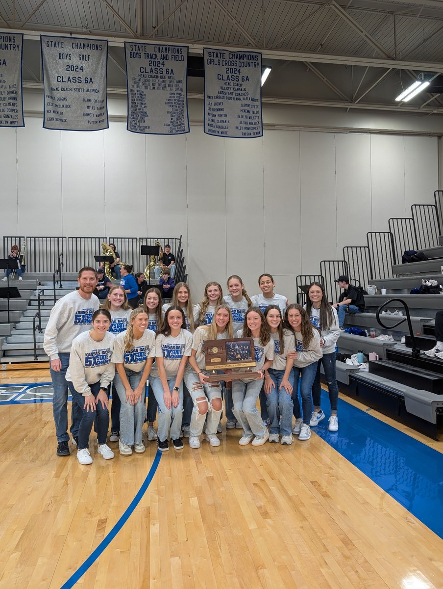 OWNovacekOWLS's tweet image. 5 Straight! 🖐‼️ Tonight we dropped a new banner for the 6A State Champs!  @owlxc @ADButlerOW @olatheschools